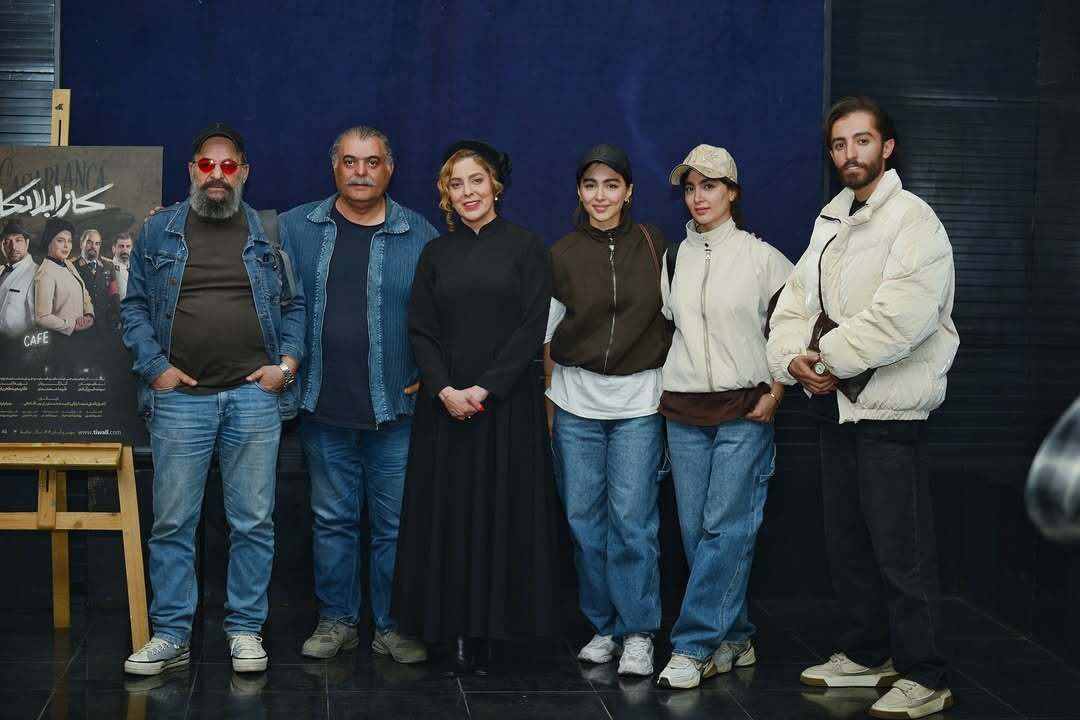 (تصاویر) سنا و سونیا حسینی دوقلوهای سریال پایتخت در ئشت صحنه نمایش کازابلانکا