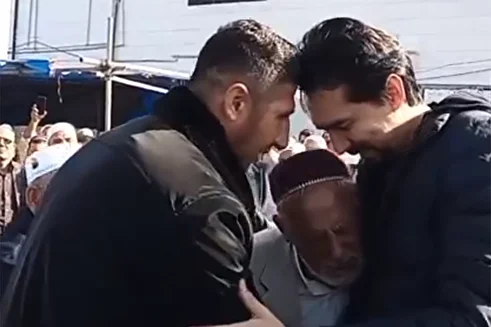 (ویدئو) اشک‌های فرهاد قائمی در آغوش پدر صابر کاظمی بند نمی‌آید