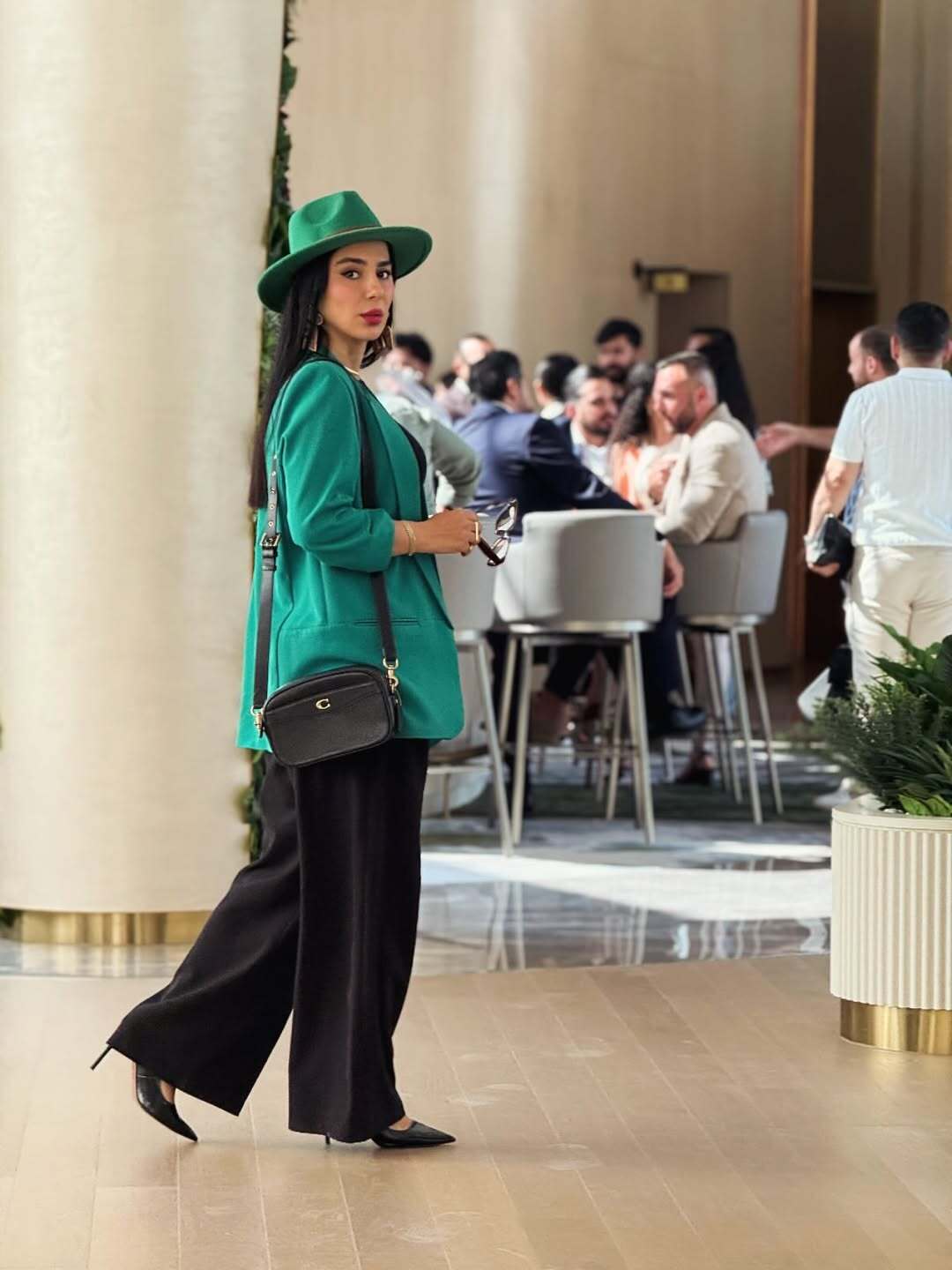 (عکس) استایل شیک شیدا یوسفی بازیگر سریال «بامداد خمار» با کلاه و کت سبز