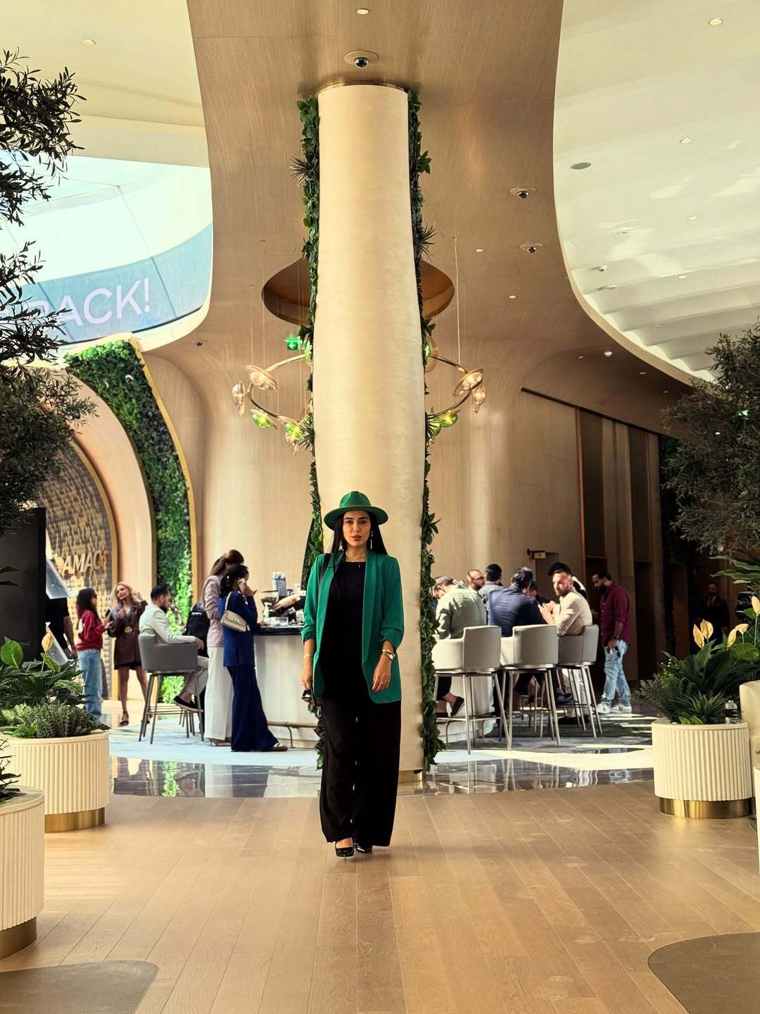 (عکس) استایل شیک شیدا یوسفی بازیگر سریال «بامداد خمار» با کلاه و کت سبز