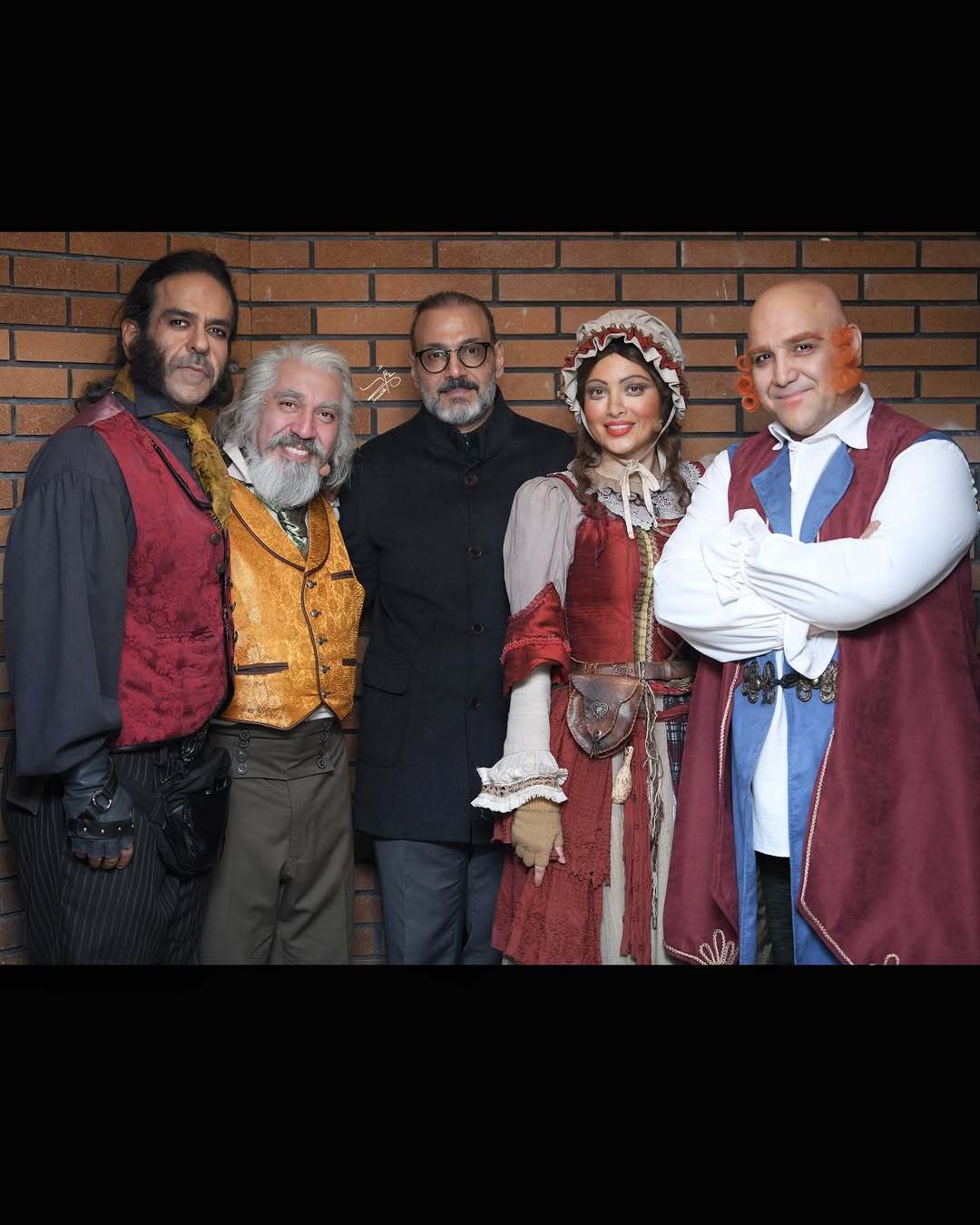 (عکس) علیرضا قربانی و بهنوش طباطبایی در ئشت صحنه نمایش اولیور توئیست (عکس) علیرضا قربانی و بهنوش طباطبایی در ئشت صحنه نمایش اولیور توئیست