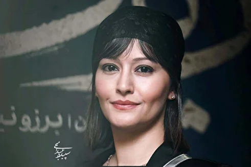 تصاویر هوش مصنوعی پردیس احمدیه با هدبند برند و آرایش غلیظ خبرساز شد