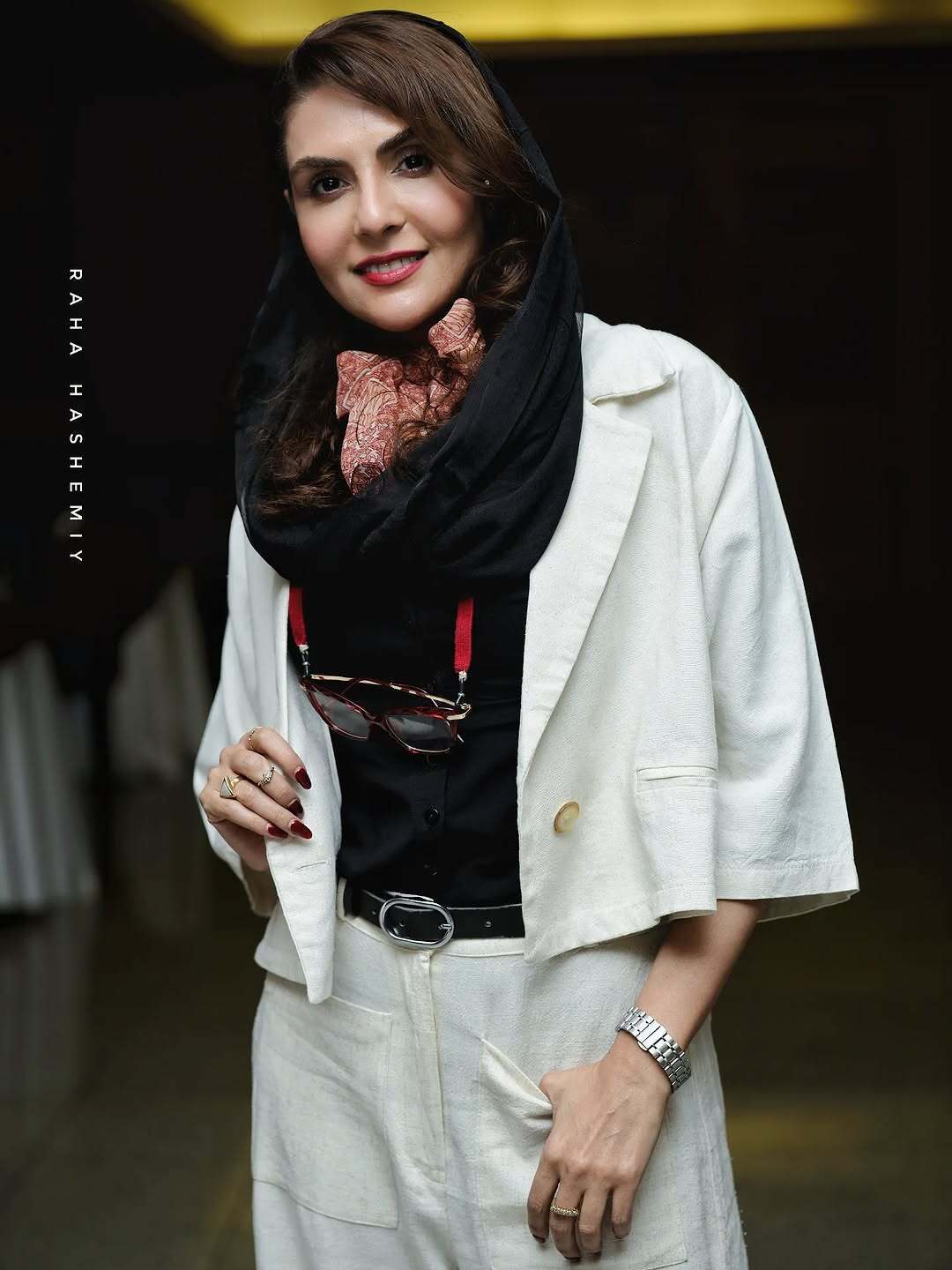 (عکس) استایل رسمی و شیک شیوا مکینیان؛ کت سفید و عینک آویزان در یک رویداد هنری (عکس) استایل رسمی و شیک شیوا مکینیان؛ کت سفید و عینک آویزان در یک رویداد هنری