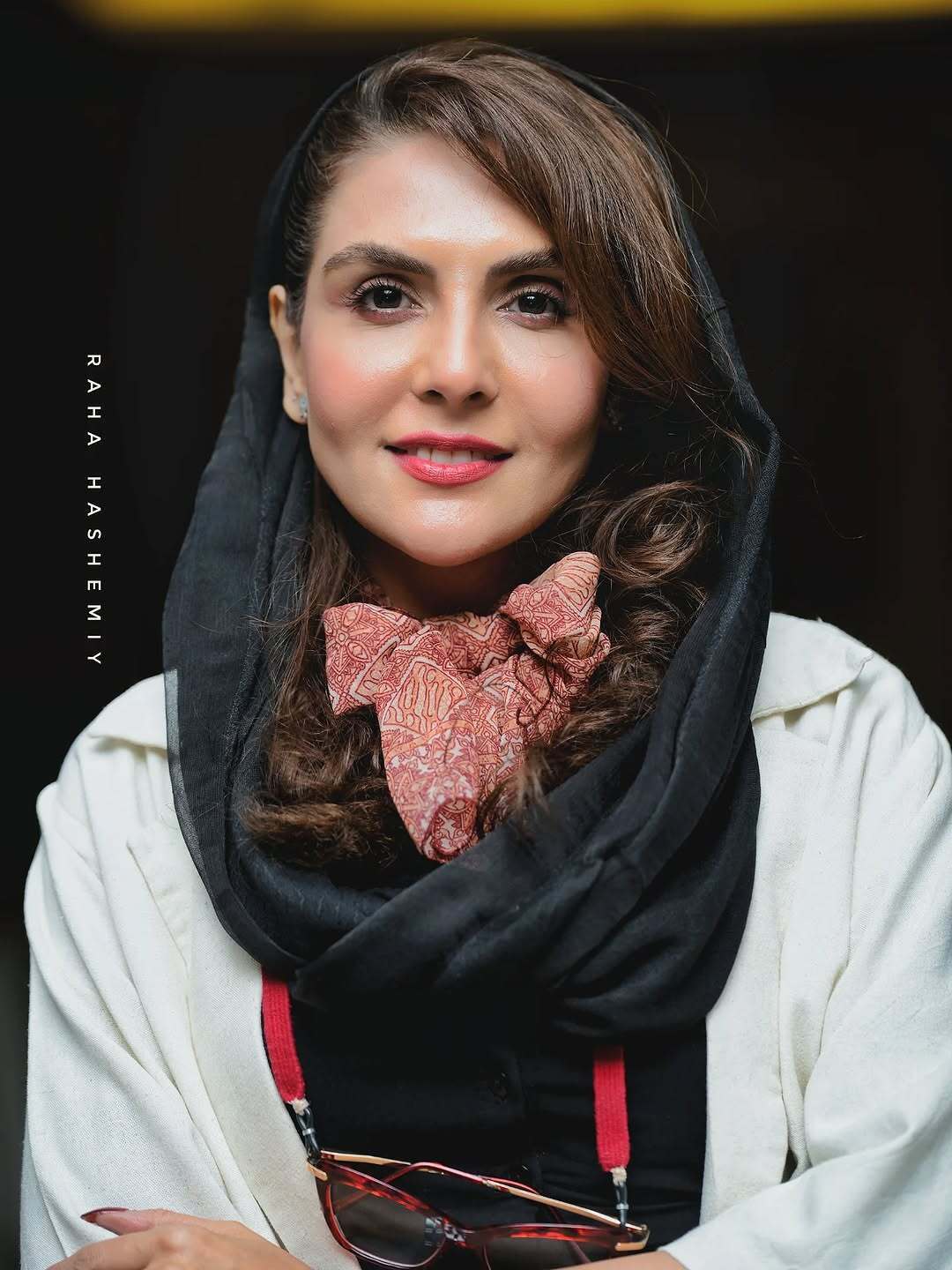 (عکس) استایل رسمی و شیک شیوا مکینیان؛ کت سفید و عینک آویزان در یک رویداد هنری (عکس) استایل رسمی و شیک شیوا مکینیان؛ کت سفید و عینک آویزان در یک رویداد هنری