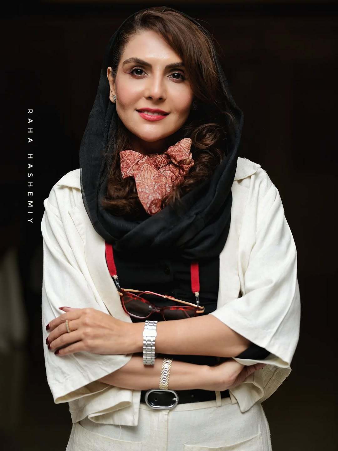 (عکس) استایل رسمی و شیک شیوا مکینیان؛ کت سفید و عینک آویزان در یک رویداد هنری (عکس) استایل رسمی و شیک شیوا مکینیان؛ کت سفید و عینک آویزان در یک رویداد هنری