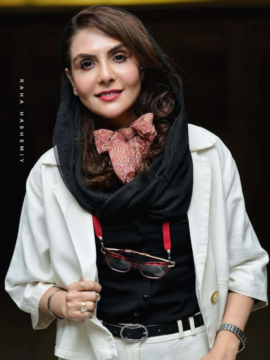 (عکس) استایل رسمی و شیک شیوا مکینیان؛ کت سفید و عینک آویزان در یک رویداد هنری (عکس) استایل رسمی و شیک شیوا مکینیان؛ کت سفید و عینک آویزان در یک رویداد هنری