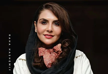 (عکس) استایل رسمی و شیک شیوا مکی‌نیان؛ کت سفید و عینک آویزان در یک رویداد هنری