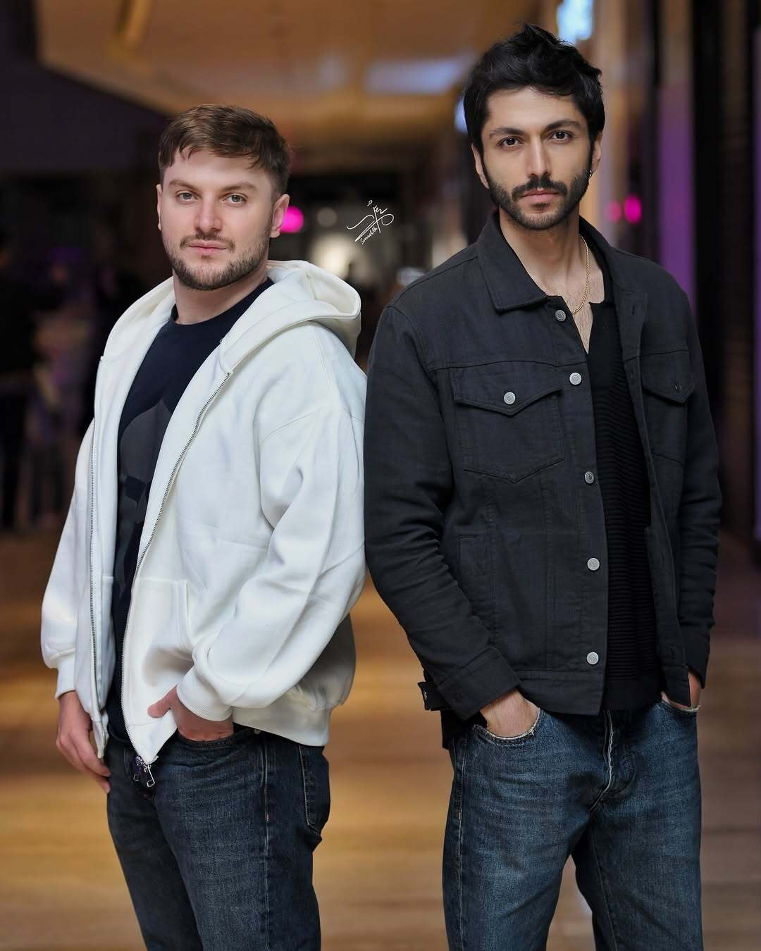 (تصاویر) کیسان دیباج و دارا حیائی در پشت صحنه نمایش شب امتحان