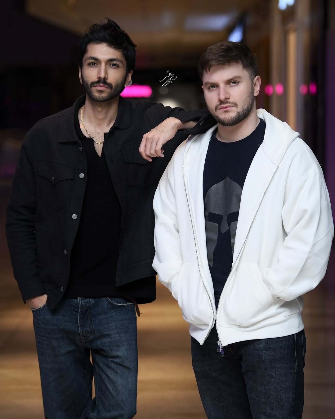 (تصاویر) کیسان دیباج و دارا حیائی در پشت صحنه نمایش شب امتحان