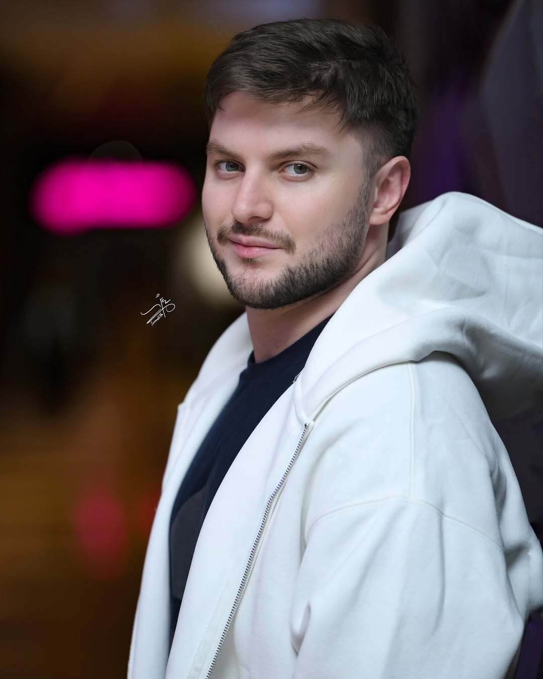 (تصاویر) کیسان دیباج و دارا حیائی در پشت صحنه نمایش شب امتحان