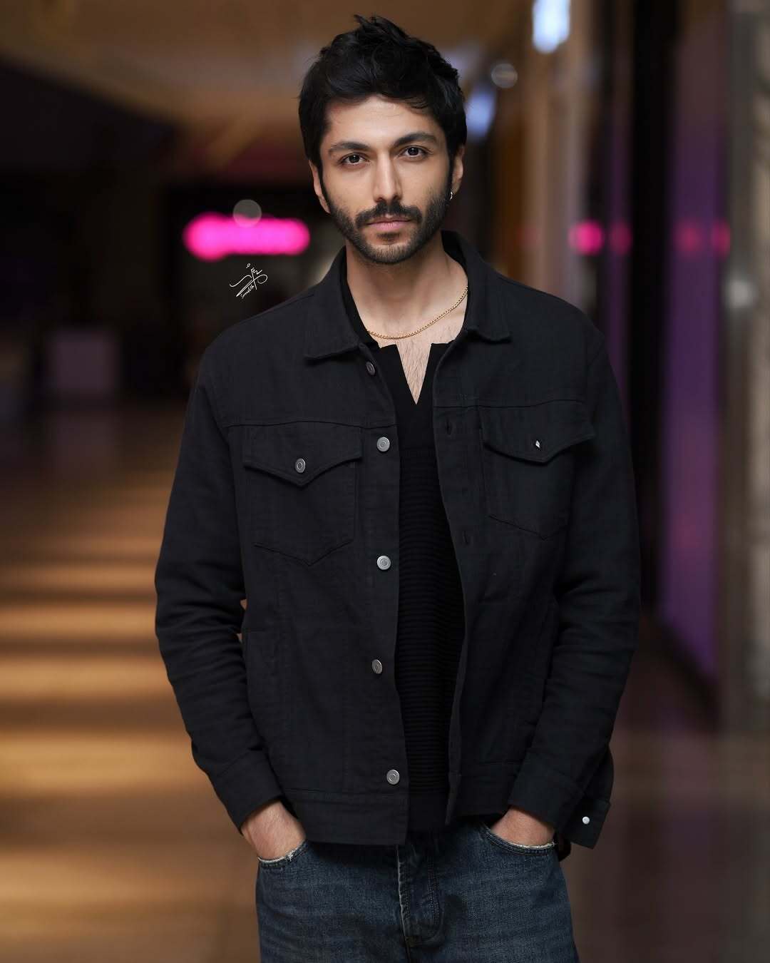 (تصاویر) کیسان دیباج و دارا حیائی در پشت صحنه نمایش شب امتحان