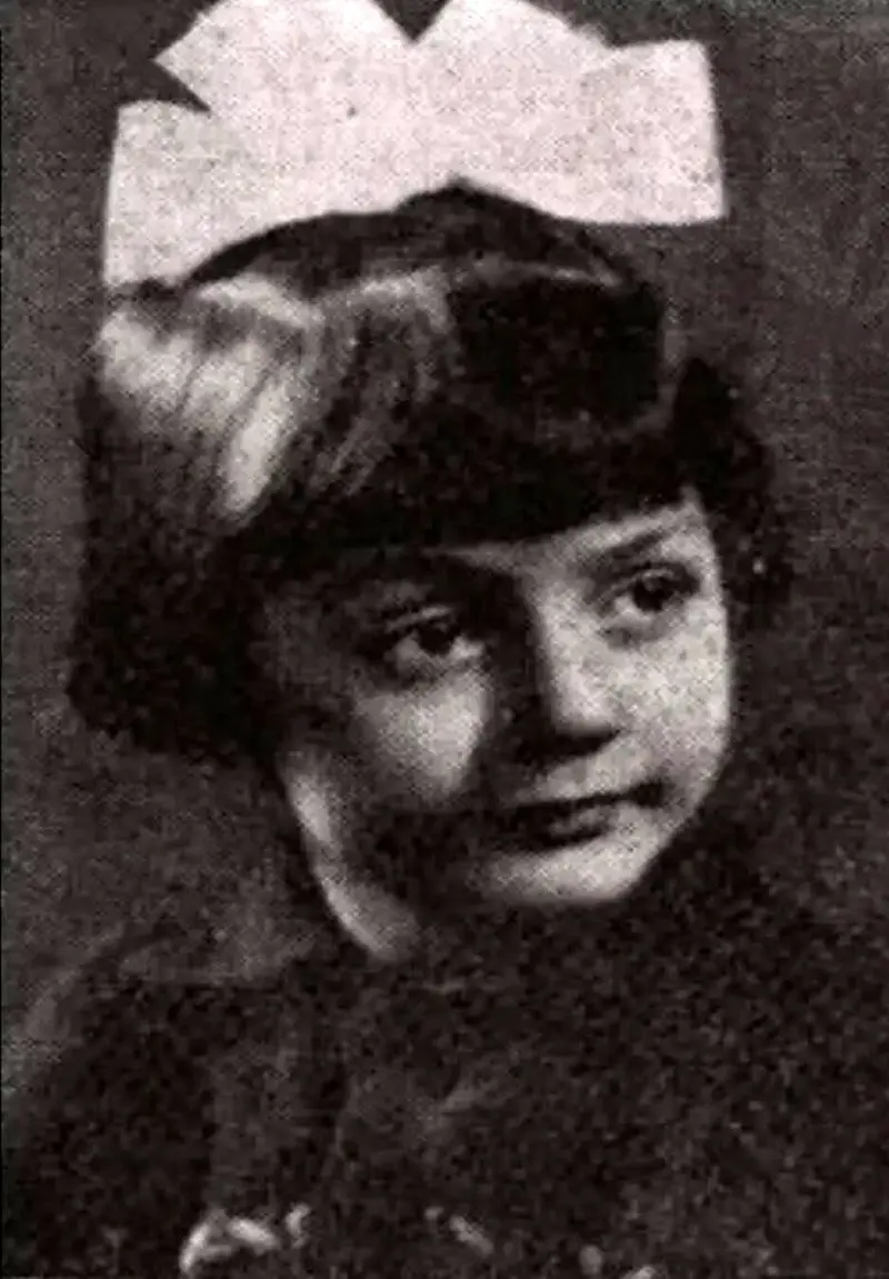 عکسی دیده نشده از گوگوش در ۵ سالگی؛ سال ۱۳۳۴ عکسی دیده نشده از گوگوش در ۵ سالگی؛ سال ۱۳۳۴