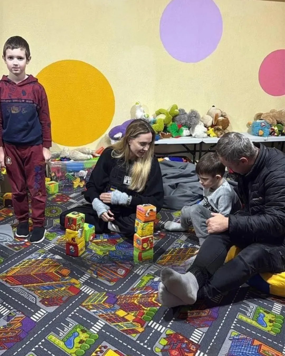 (تصاویر) حضور آنجلینا جولی در مناطق جنگی اوکراین (تصاویر) حضور آنجلینا جولی در مناطق جنگی اوکراین