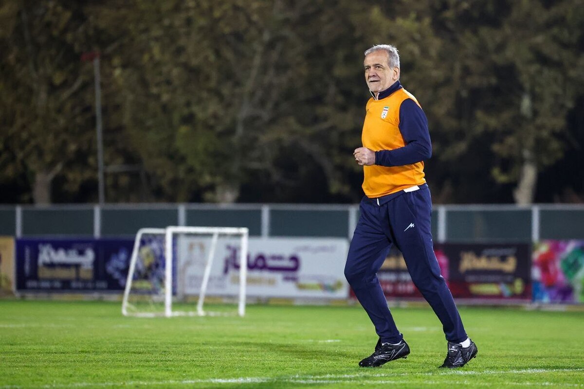 پزشکیان لباس تیم ملی به تن کرد و پا به توپ شد + تصاویر