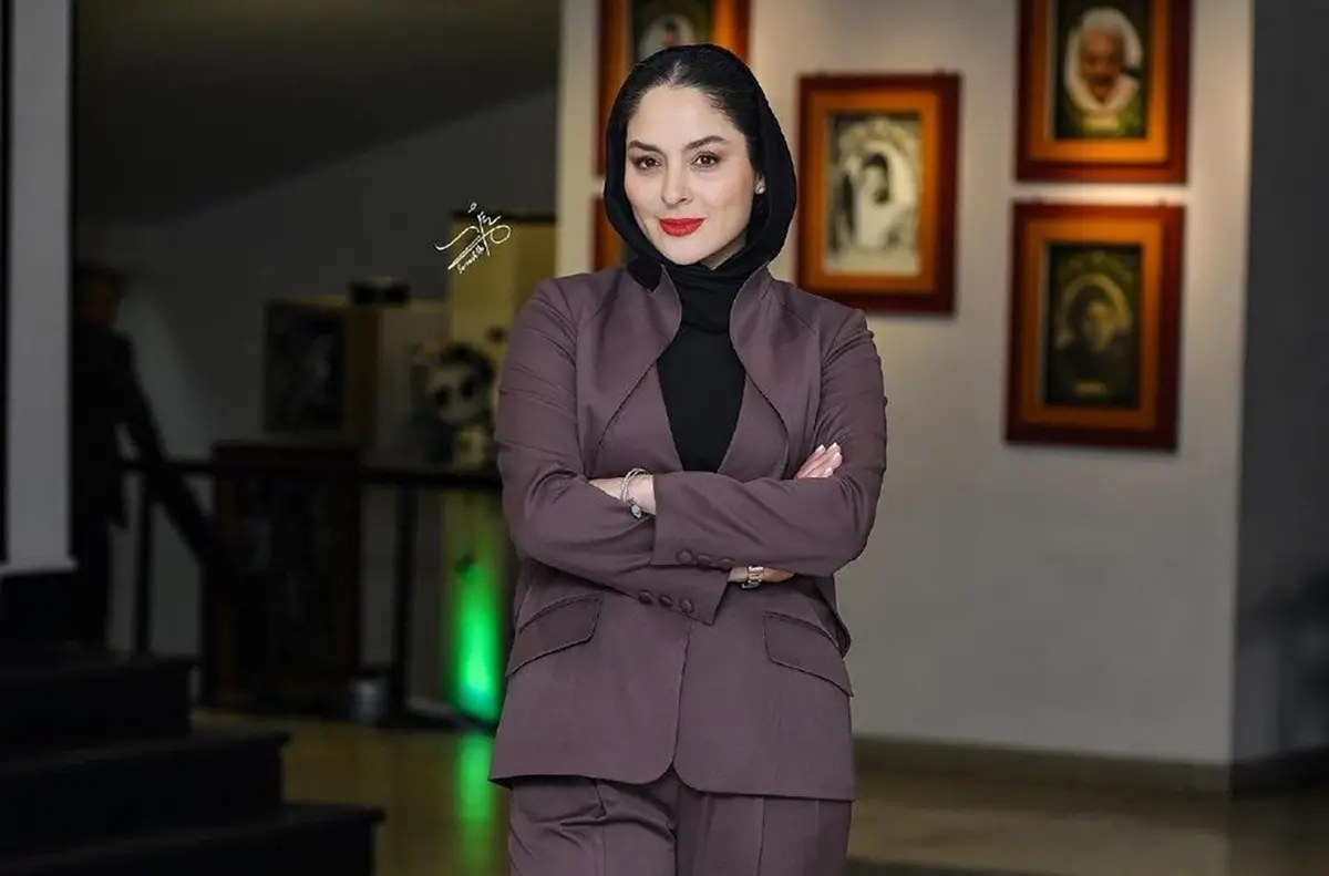 عکس ساحلی و جذاب مارال بنی‌آدم با کلاه مشکی و پیراهن قرمز