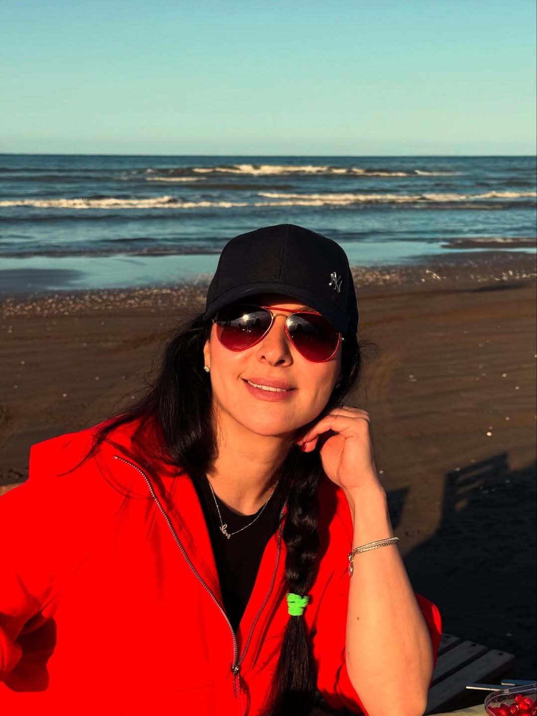 عکس ساحلی و جذاب مارال بنی‌آدم با کلاه مشکی و پیراهن قرمز