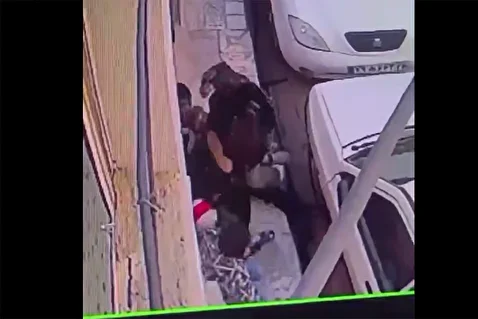 (ویدئو) سرقت وحشیانه تلفن همراه از کودکان با ساطور در مشهد