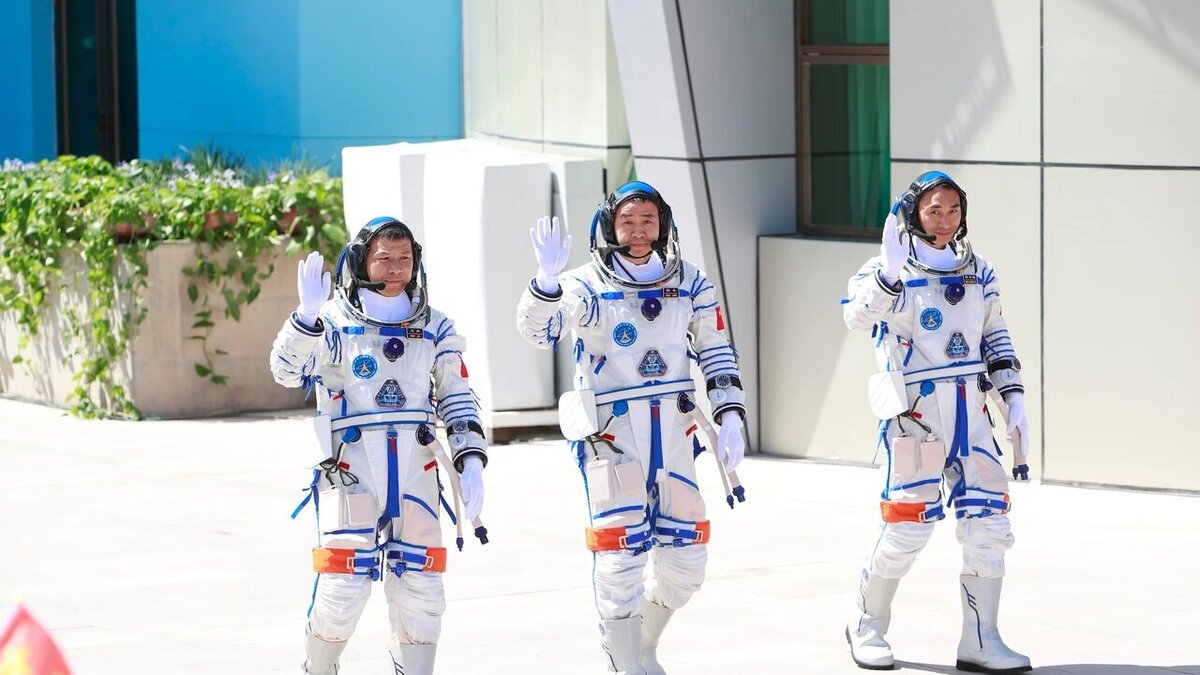 سه چینی در فضا گیر افتاده‌اند!