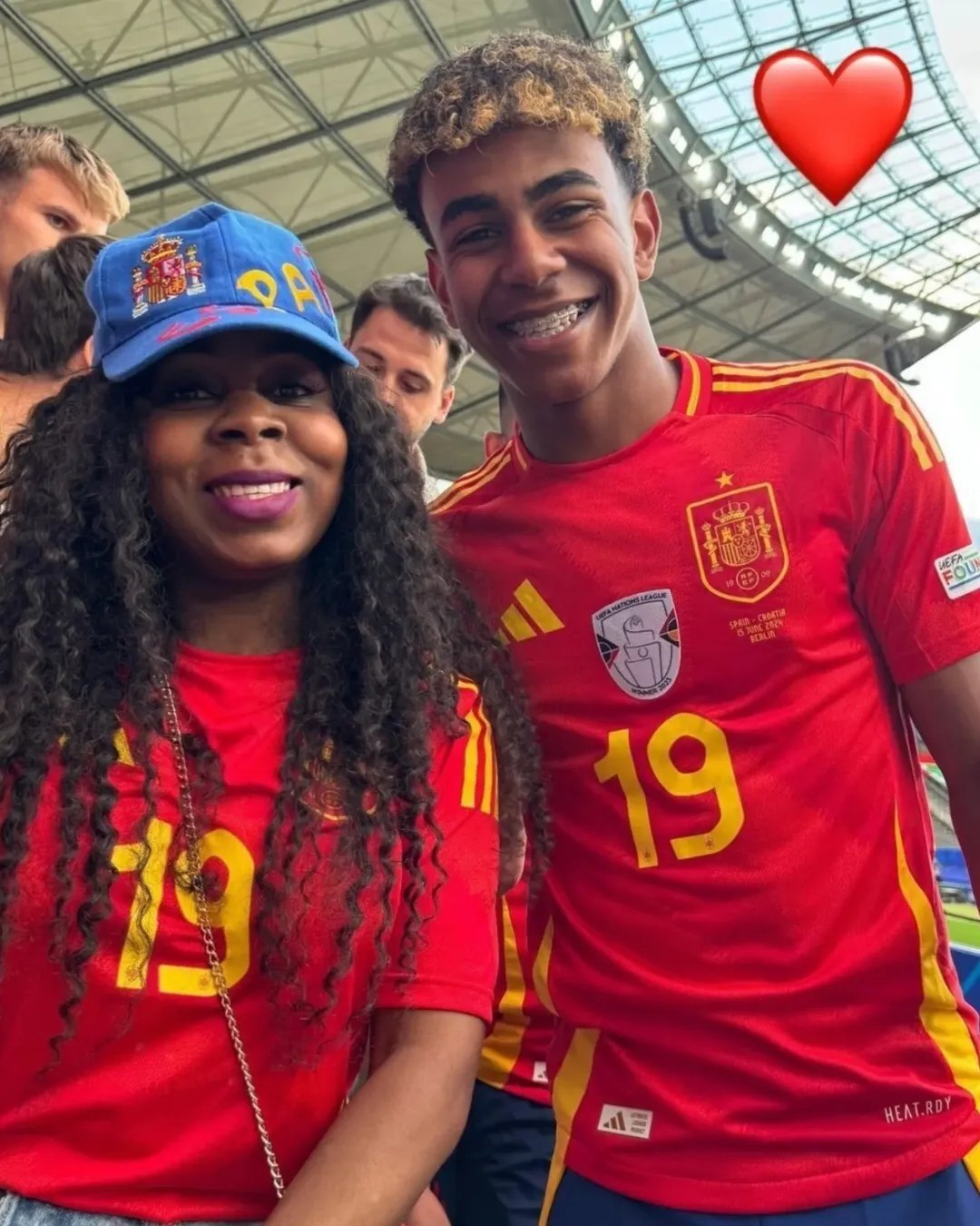 (عکس) پدر لامین یامال با یک دختر ۲۳ ساله نامزد کرد