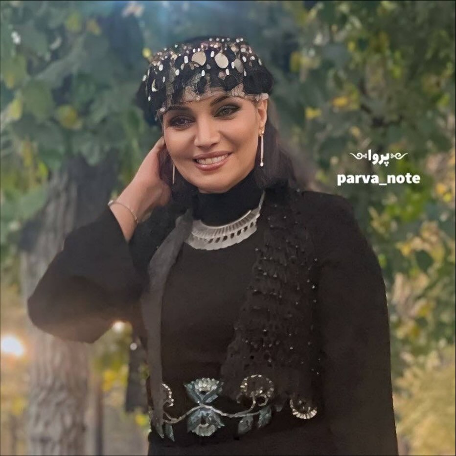 (عکس) استایل خاص الهام پاوه نژاد در مراسم شب علیرضا کوشک جلالی