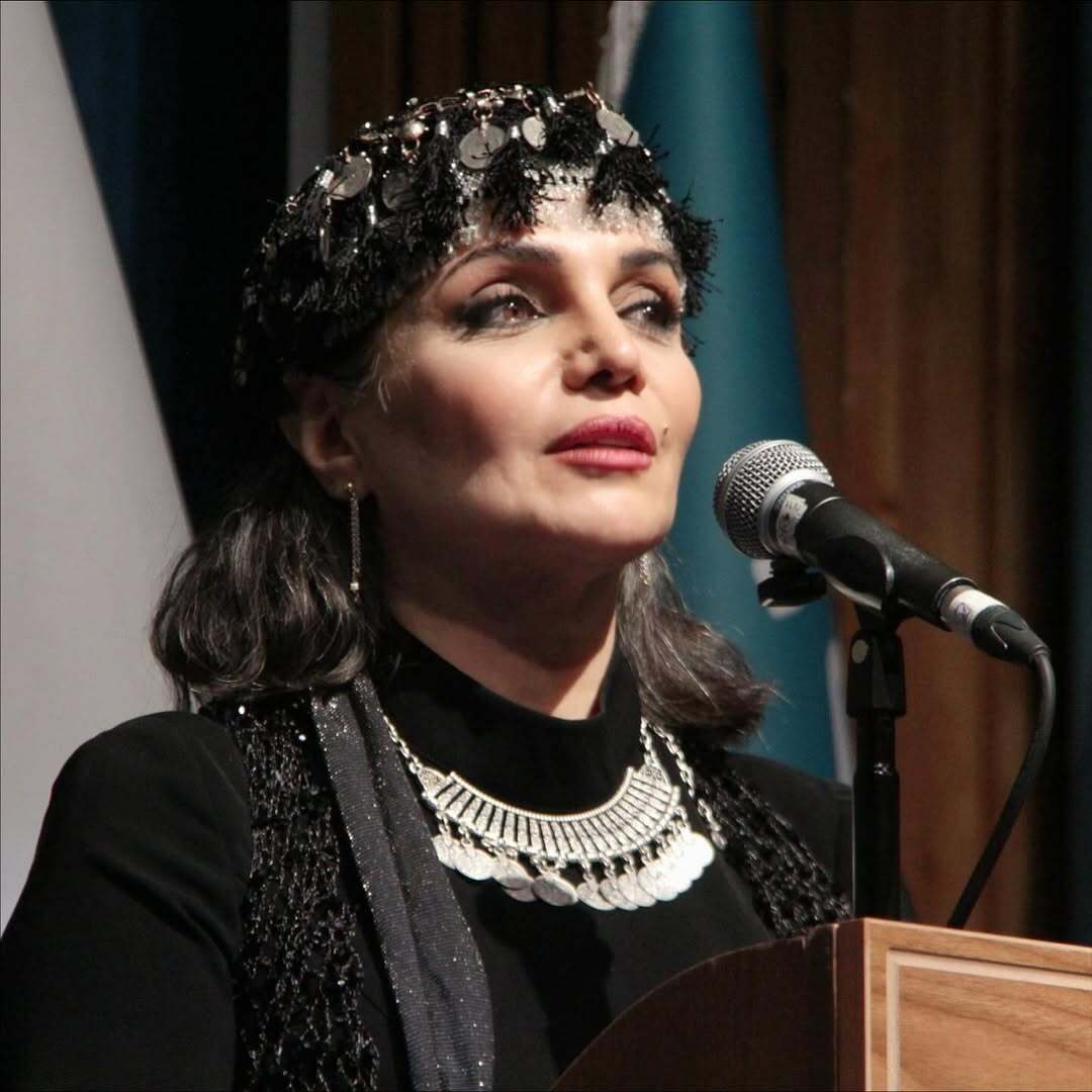 (عکس) استایل خاص الهام پاوه نژاد در مراسم شب علیرضا کوشک جلالی