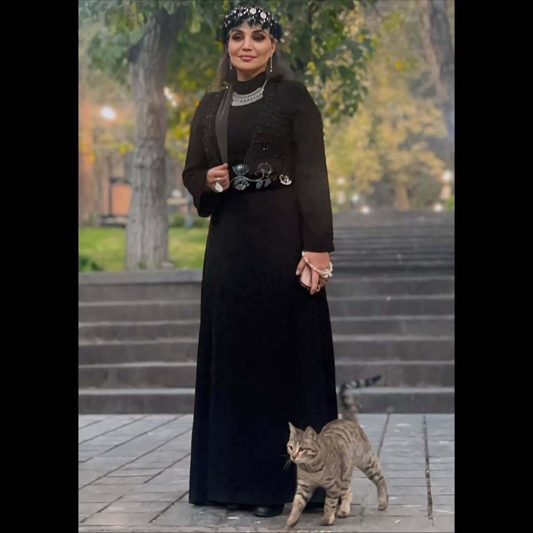 (عکس) استایل خاص الهام پاوه نژاد در مراسم شب علیرضا کوشک جلالی