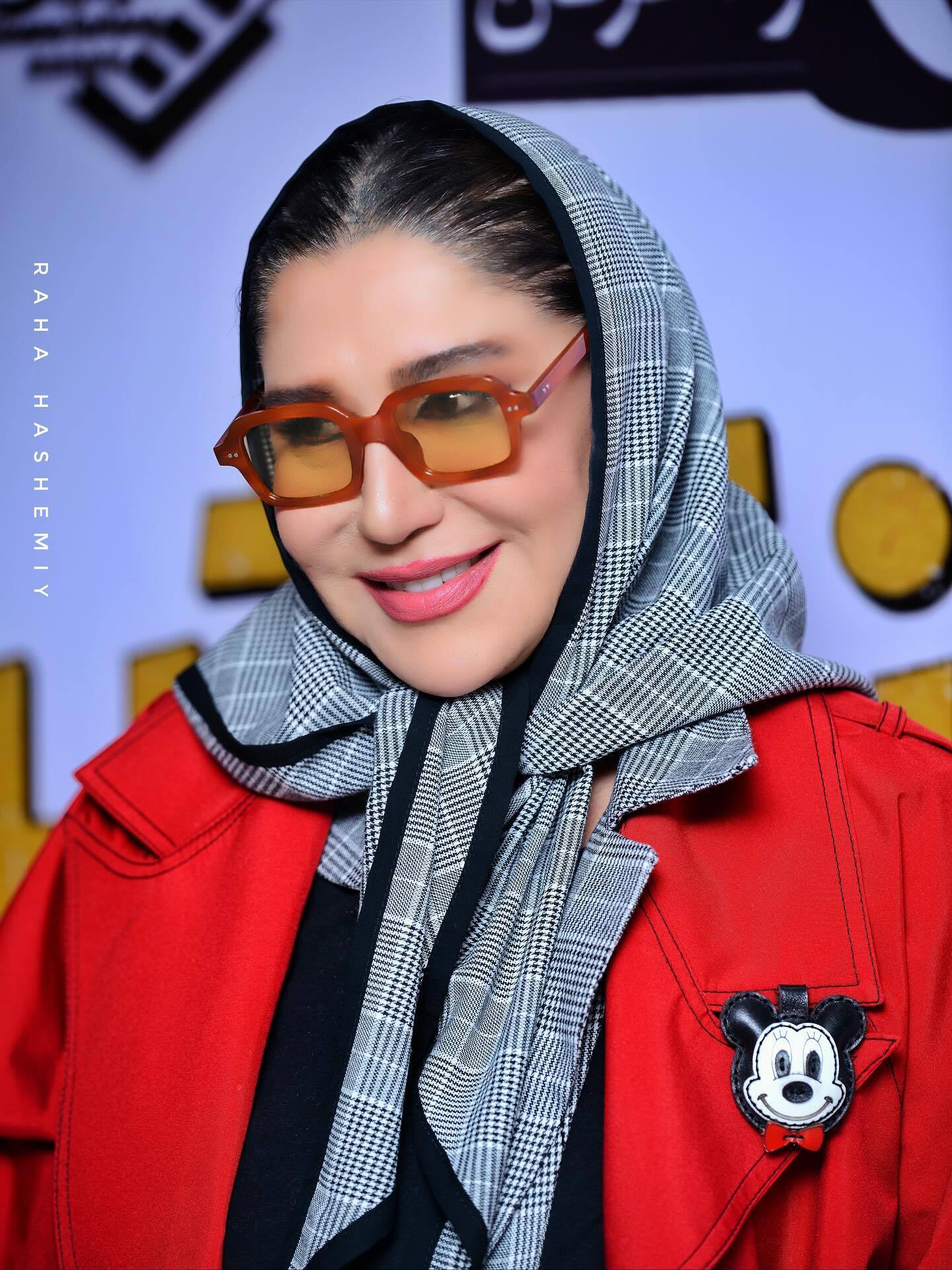 (عکس) استایل فانتزی و متفاوت نسیم ادبی با بارانی قرمز و میکی‌ماوس غوغا کرد