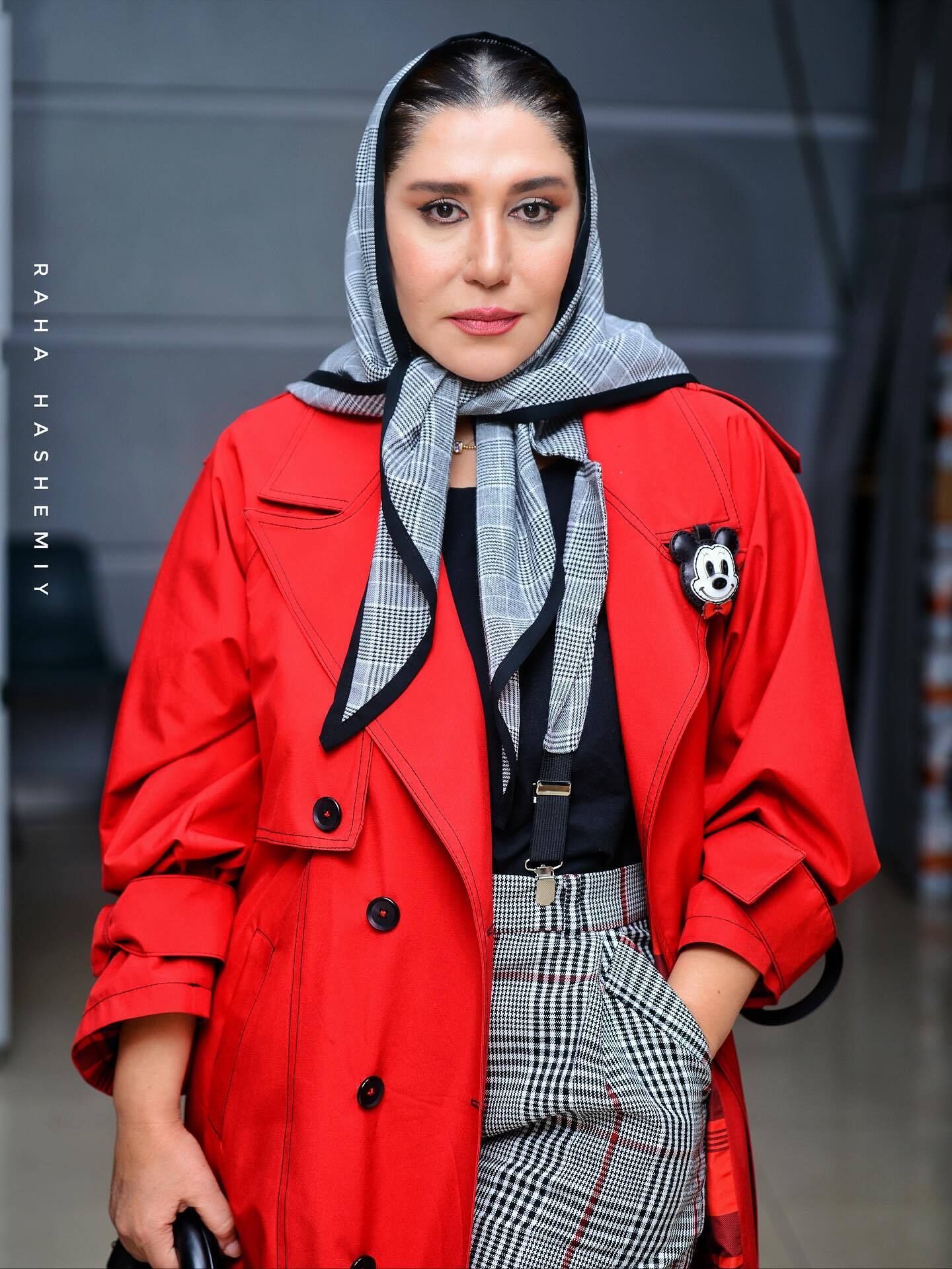 (عکس) استایل فانتزی و متفاوت نسیم ادبی با بارانی قرمز و میکی‌ماوس غوغا کرد