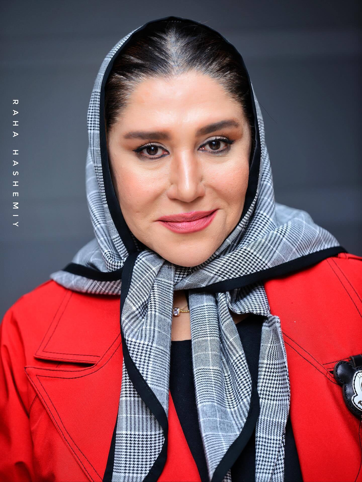 (عکس) استایل فانتزی و متفاوت نسیم ادبی با بارانی قرمز و میکی‌ماوس غوغا کرد