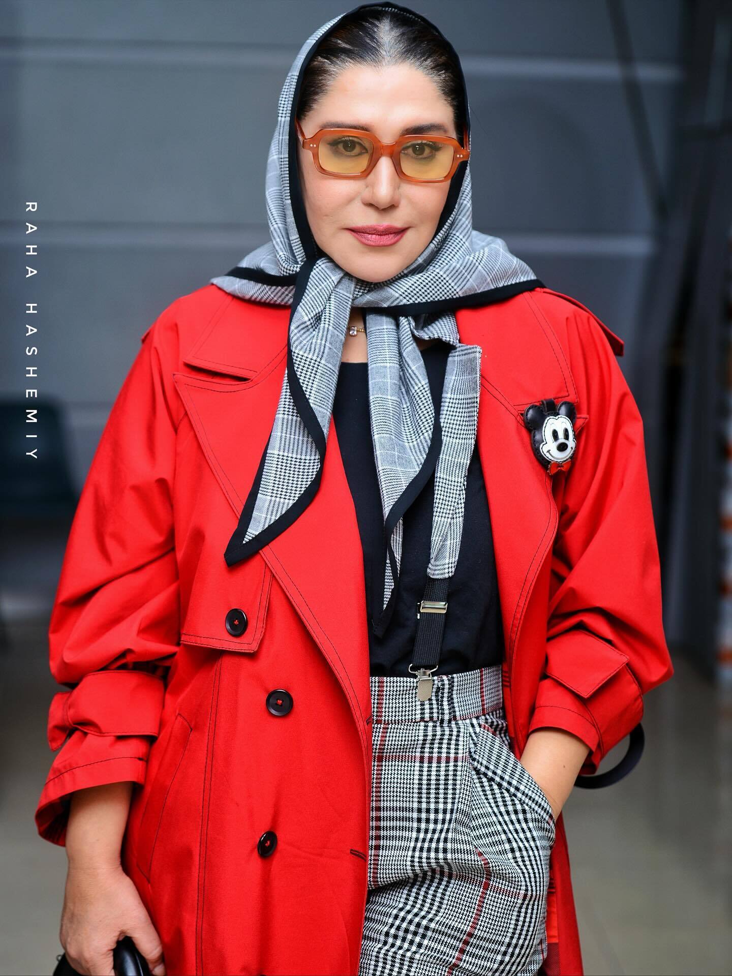 (عکس) استایل فانتزی و متفاوت نسیم ادبی با بارانی قرمز و میکی‌ماوس غوغا کرد