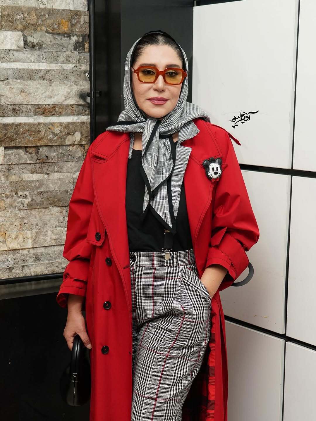 (عکس) استایل فانتزی و متفاوت نسیم ادبی با بارانی قرمز و میکی‌ماوس غوغا کرد