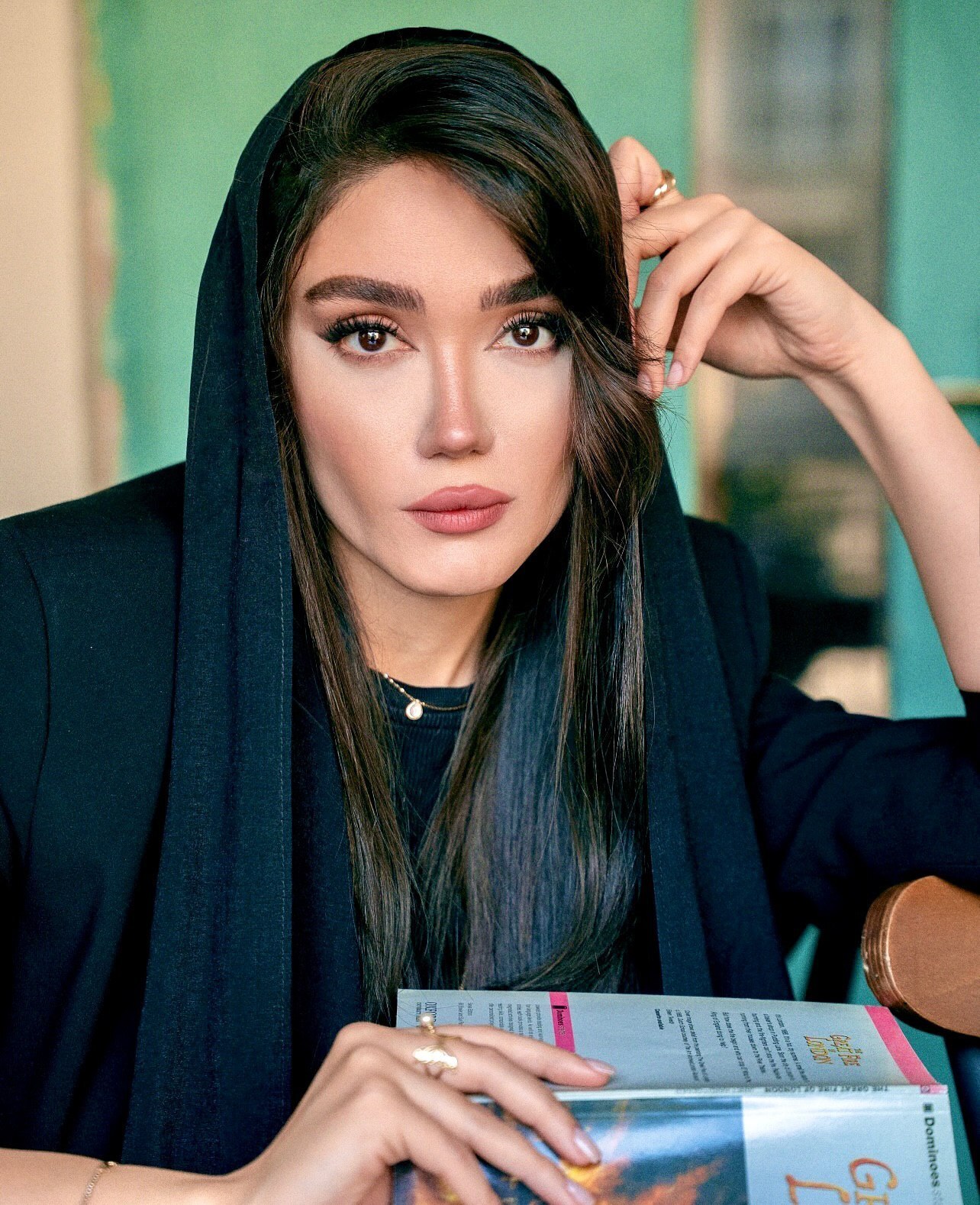 (عکس) چهره کتابخوان فرزانه قاسم‌زاده با استایلی ساده و شیک