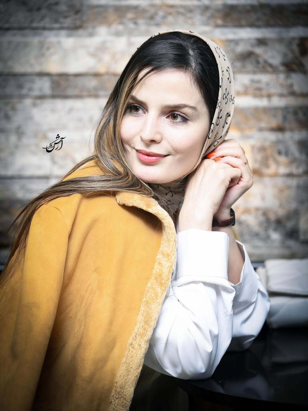 (عکس) غزاله اکرمی در اکران فیلم سینمایی «شاه نقش» با استایلی شیک و کلاسیک