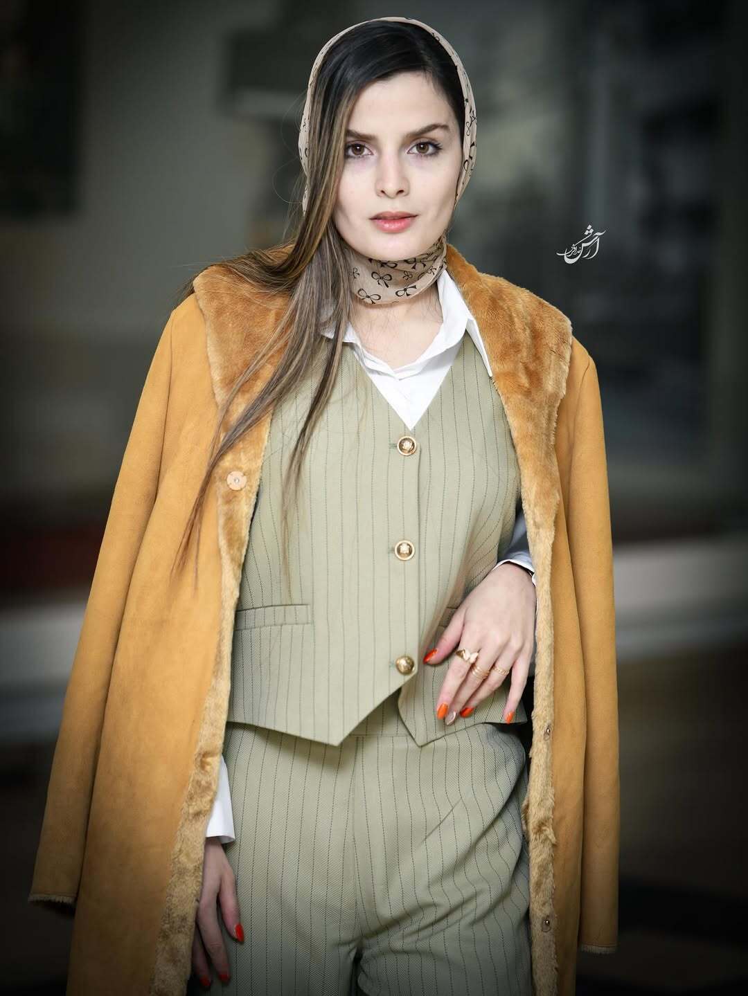 (عکس) غزاله اکرمی در اکران فیلم سینمایی «شاه نقش» با استایلی شیک و کلاسیک