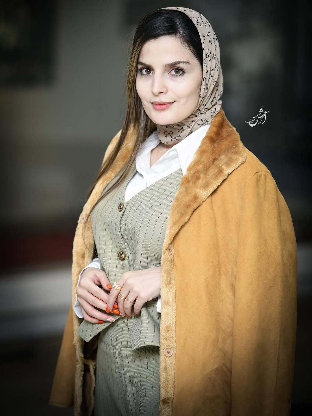 (عکس) غزاله اکرمی در اکران فیلم سینمایی «شاه نقش» با استایلی شیک و کلاسیک