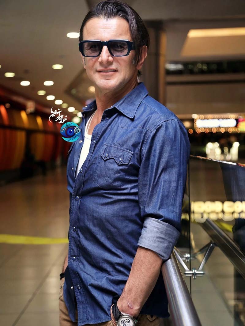 (تصاویر) امین حیایی با پیراهن لی و یک استایل صمیمانه در اکران «غریزه»