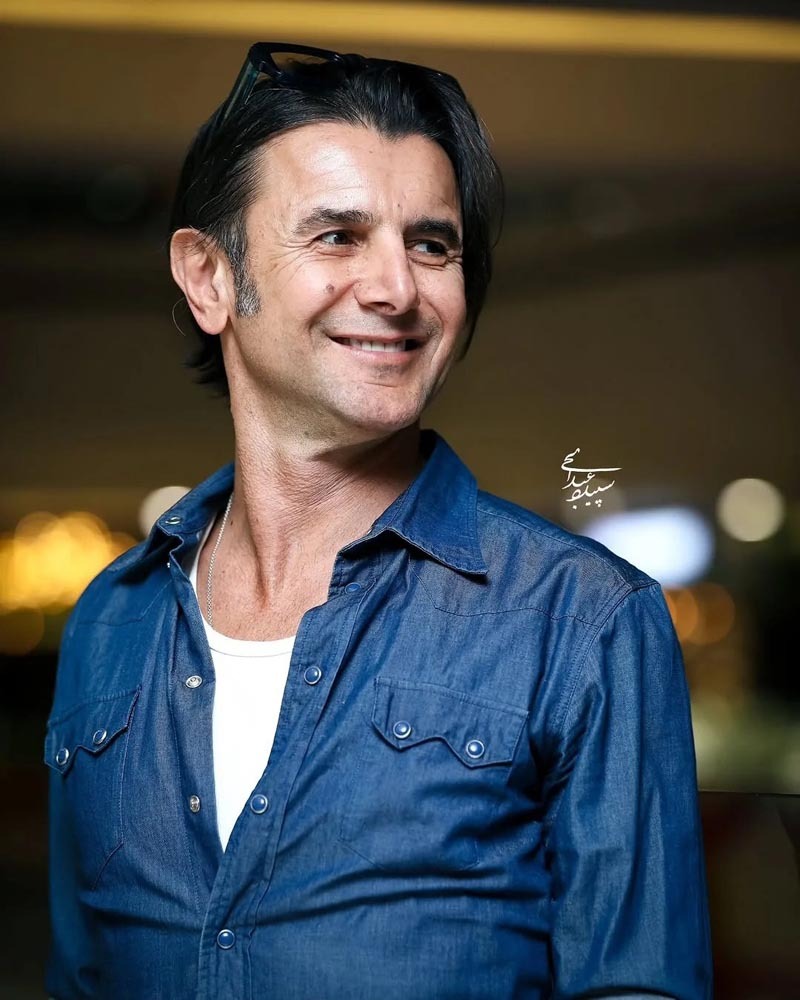 (تصاویر) امین حیایی با پیراهن لی و یک استایل صمیمانه در اکران «غریزه»