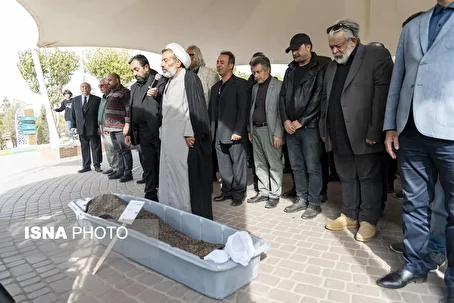 (ویدئو) حسن پورشیرازی در صف نماز میت همایون ارشادی