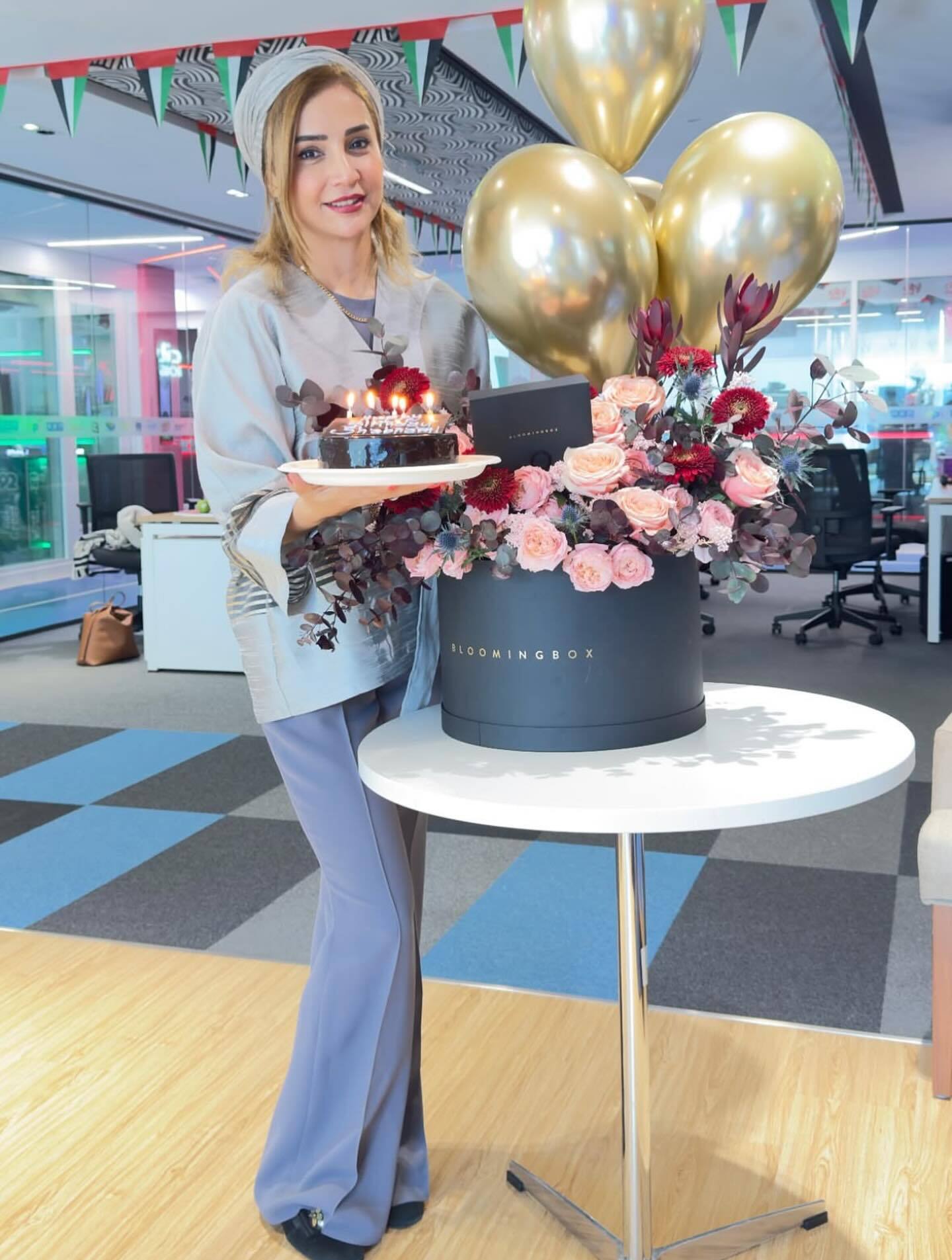 (عکس) جشن تولد ۴۸سالگی بازیگر سریال آنام در محل کارش در دبی