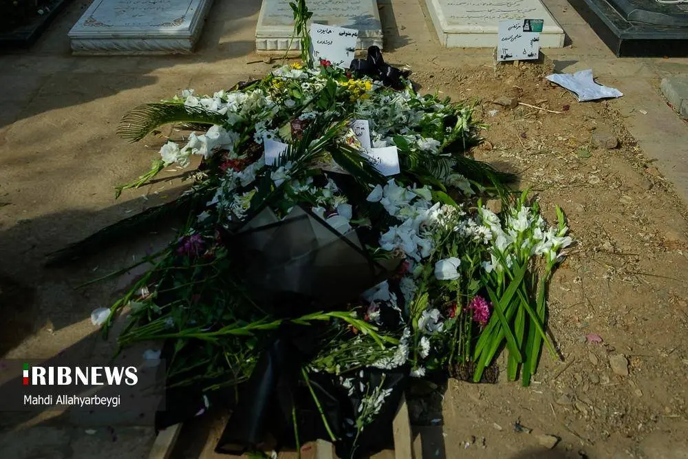 (تصاویر) هنرمندان در تشییع پیکر همایون ارشادی در کرج