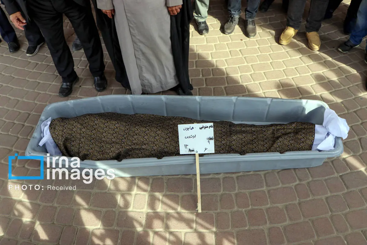 (تصاویر) هنرمندان در تشییع پیکر همایون ارشادی در کرج