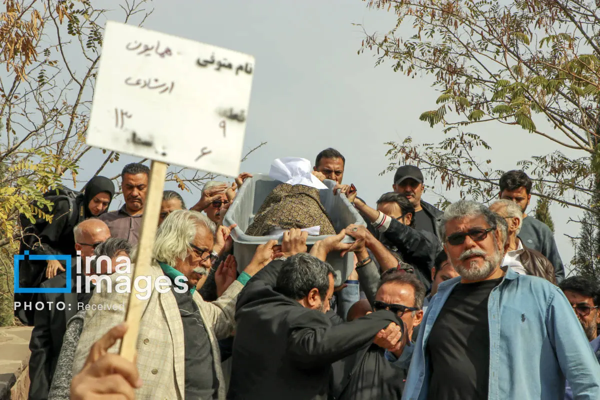 (تصاویر) هنرمندان در تشییع پیکر همایون ارشادی در کرج