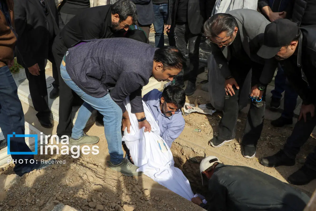 (تصاویر) هنرمندان در تشییع پیکر همایون ارشادی در کرج