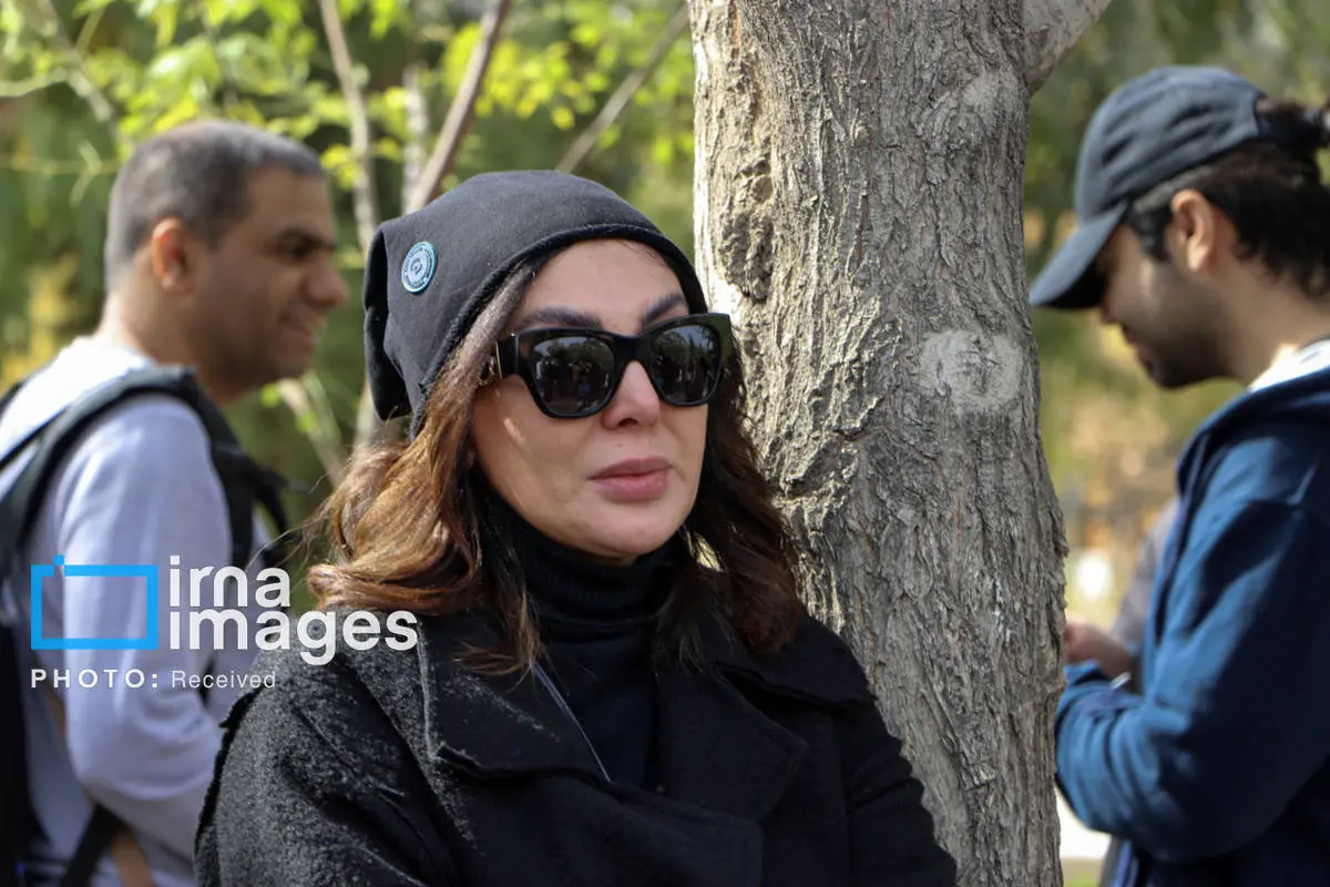 (تصاویر) هنرمندان در تشییع پیکر همایون ارشادی در کرج