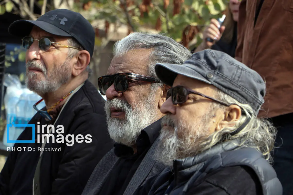 (تصاویر) هنرمندان در تشییع پیکر همایون ارشادی در کرج