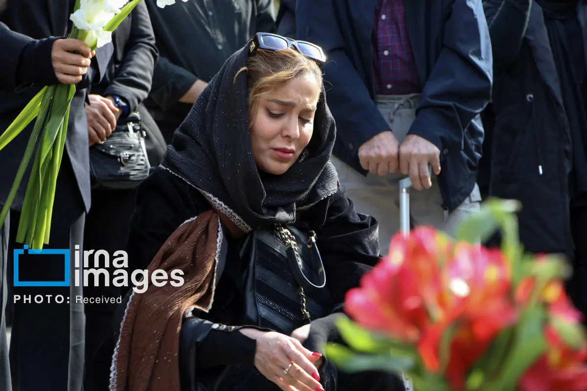 (تصاویر) هنرمندان در تشییع پیکر همایون ارشادی در کرج