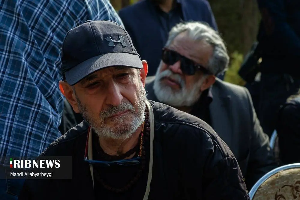 (تصاویر) هنرمندان در تشییع پیکر همایون ارشادی در کرج