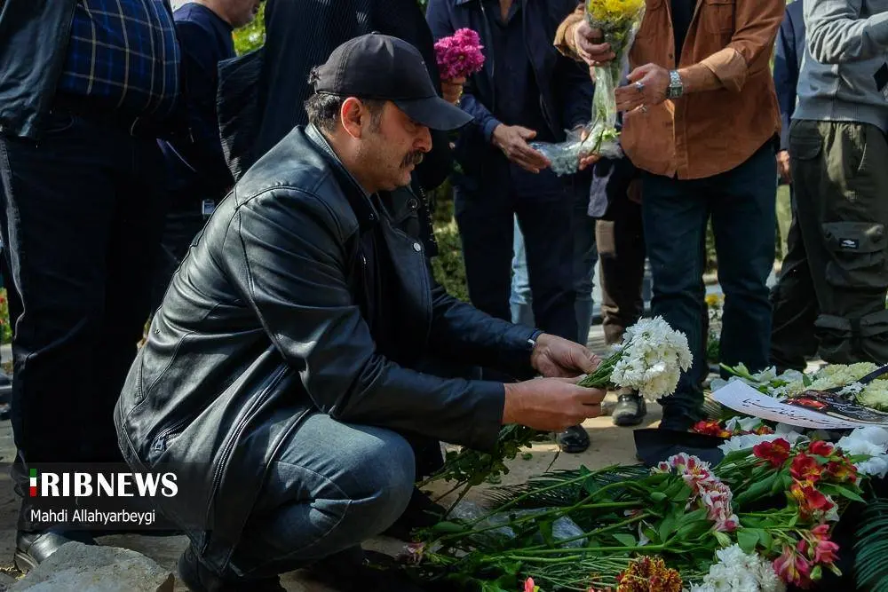 (تصاویر) هنرمندان در تشییع پیکر همایون ارشادی در کرج