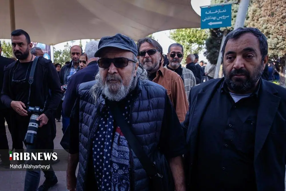 (تصاویر) هنرمندان در تشییع پیکر همایون ارشادی در کرج