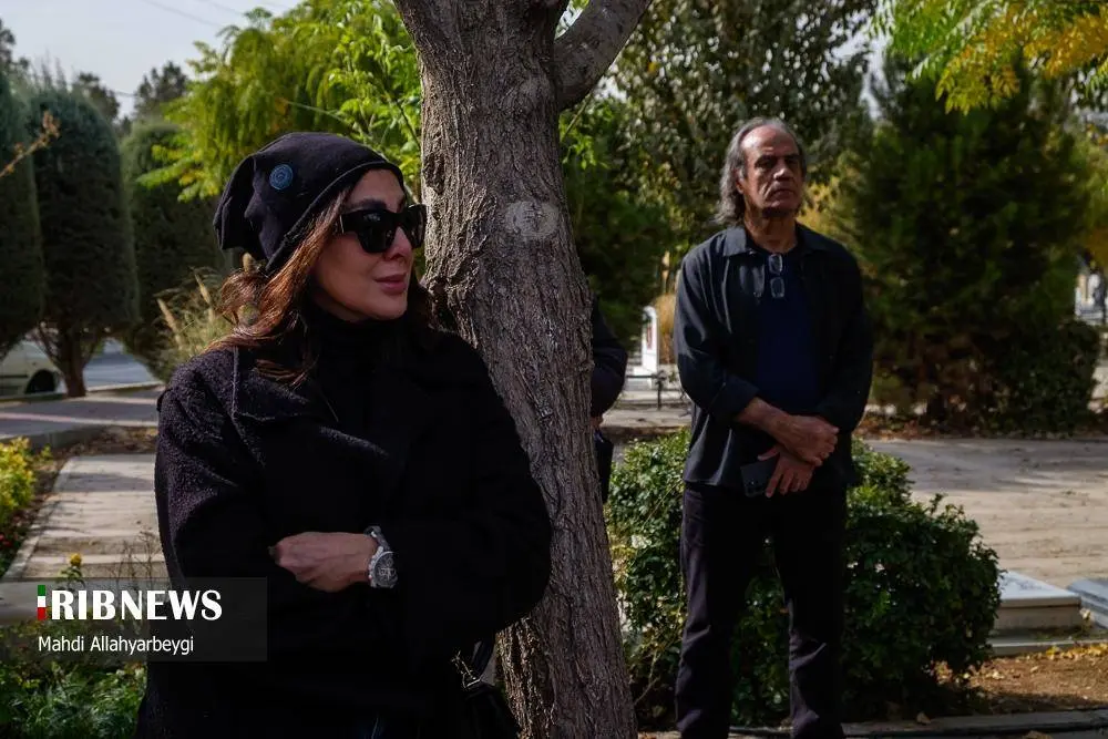 (تصاویر) هنرمندان در تشییع پیکر همایون ارشادی در کرج